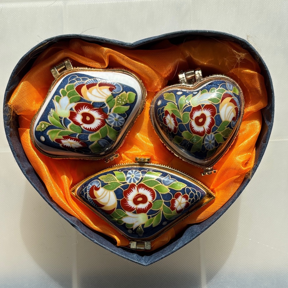 🟨New 3 Porcelain Trinket Boxes, Green, Blue, Red, White & Orange Floral Design
